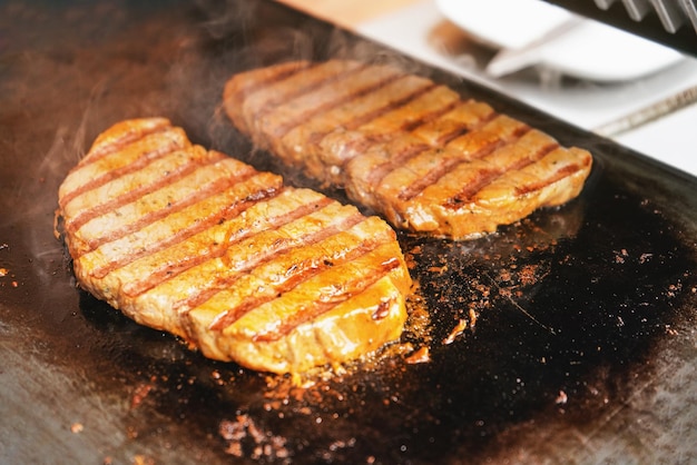 写真 電気グリルで焼いたとんかつステーキ2種