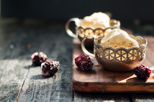 Due porzioni di delizioso gelato al caramello