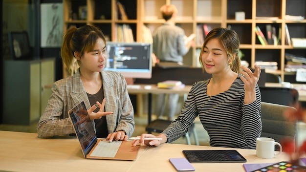 두 명의 전문 프로그래머가 협력하고 현대 사무실에서 개발 웹 사이트 디자인 및 코딩 기술을 함께 작업합니다.