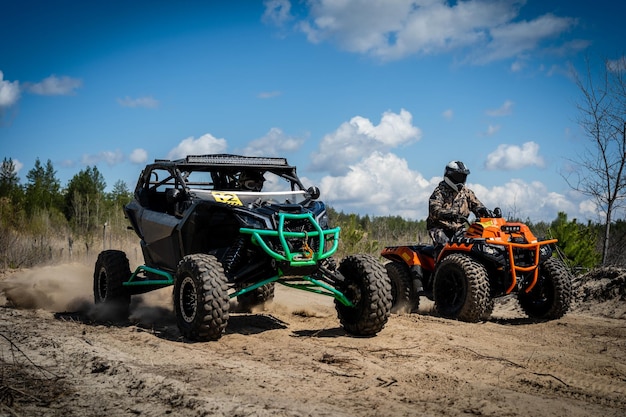 2 つのプロのクワッドは、砂のクワッド レーシング ATV 4 x 4 で高速に乗る