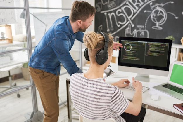 Foto due sviluppatori di programmi che lavorano al progetto