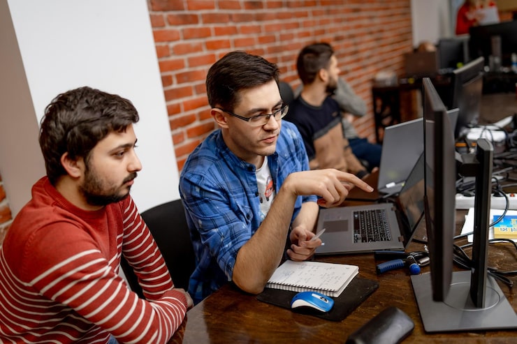 Photo two programmers working on new project developing programming and coding technologies