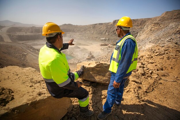 採石場を見渡す 2 人の採石労働者