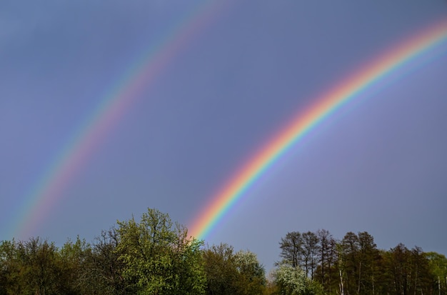 空に雨雲と 2 つの虹