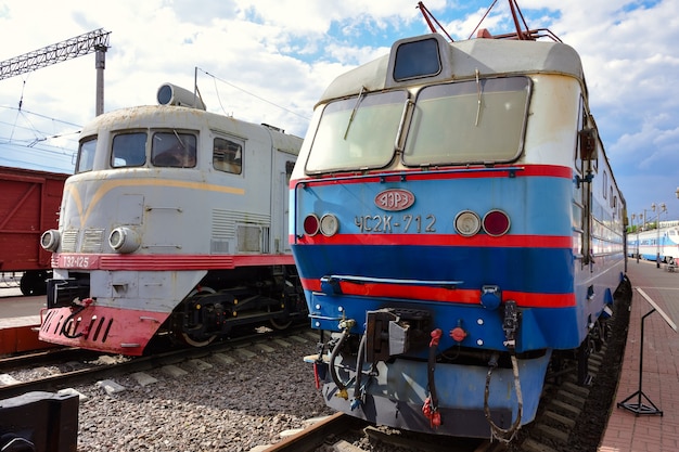 Foto due treni rari nel museo alla stazione di riga