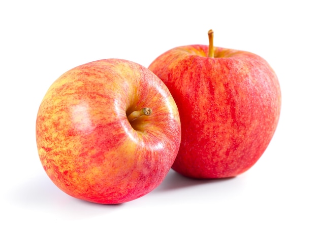 白い背景に分離された 2 つの赤いリンゴ新鮮なフルーツ