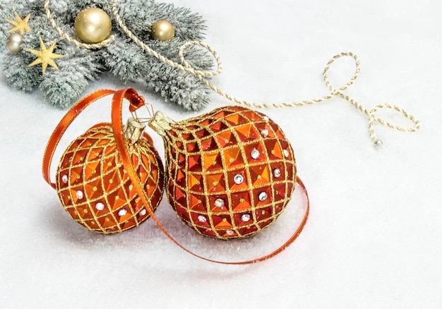 Photo two red christmas baubles on snow