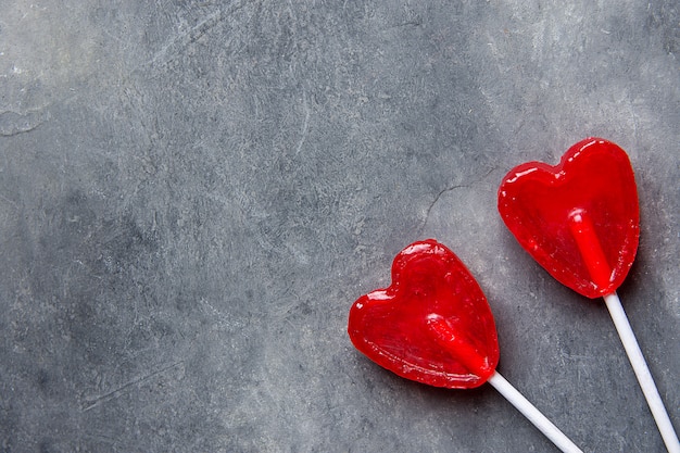 지팡이에 두 개의 붉은 심장 모양 사탕 막대 사탕
