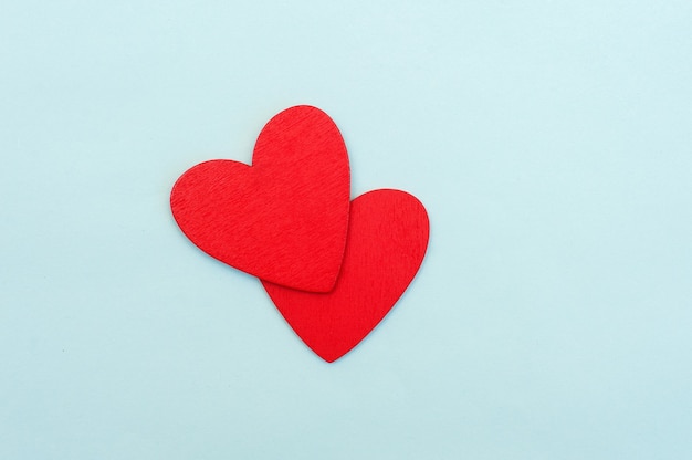 Photo two red hearts on a blue background