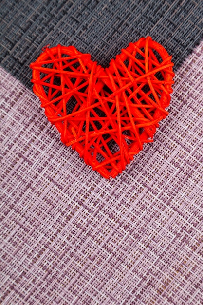 Фото Два красных сердца на черном и розовом фоне. день святого валентина. место для вашего текста.