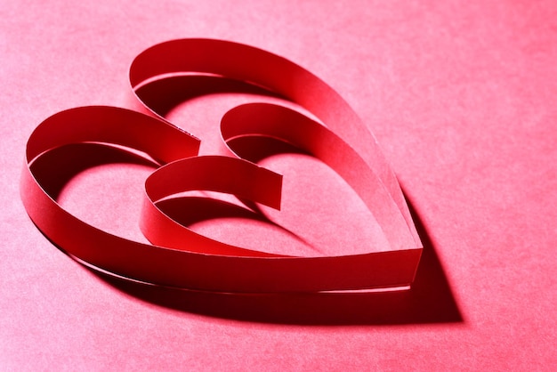 2つの赤い紙のハート-バレンタインデーのカード