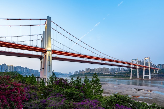 中国・重慶の長江にある2つの赤い吊り橋