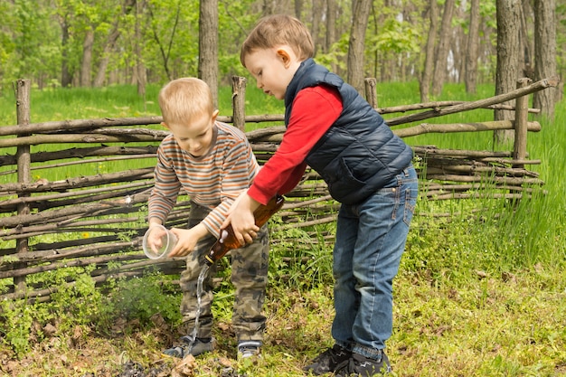 Photo two responsible little boys putting out a fire