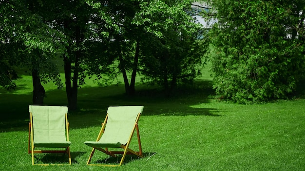 도시 공원에 두 개의 휴식 의자