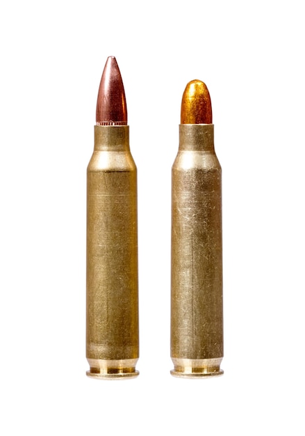 흰색 배경 위에 두 개의 소총 총알 고해상도 사진
