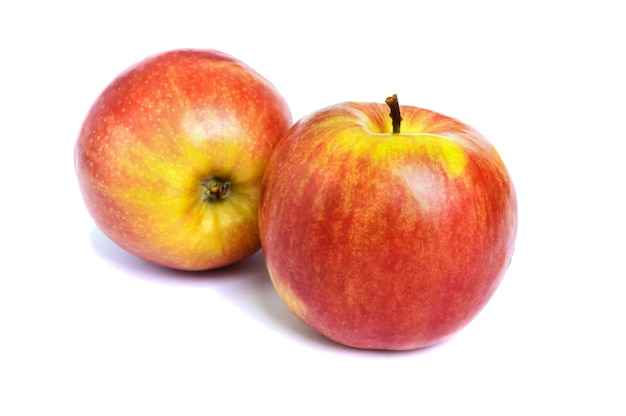 2つの熟した血色の良い赤黄色のリンゴが分離されました。
