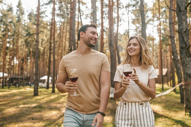 Due partner romantici che celebrano l'anniversario della relazione