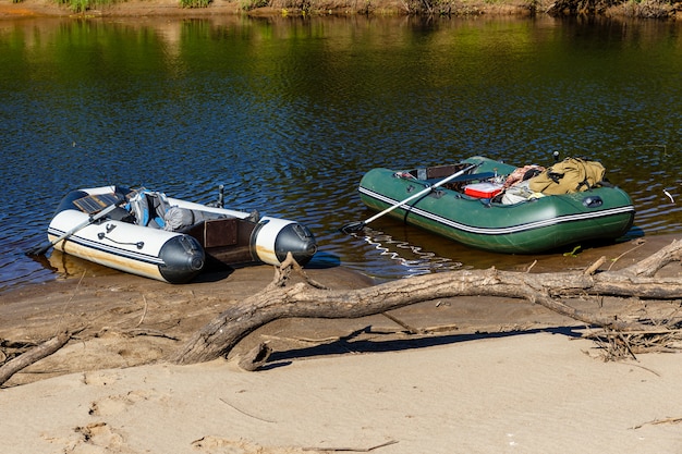 Две резиновые лодки на реке