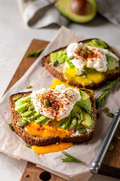 Photo two sandwiches with avocado and egg for breakfast