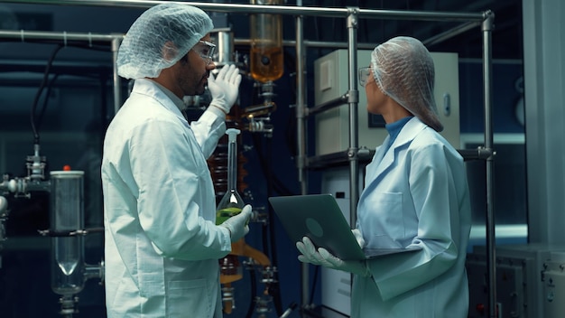 Photo two scientist in professional uniform working in laboratory for chemical and biomedical experiment