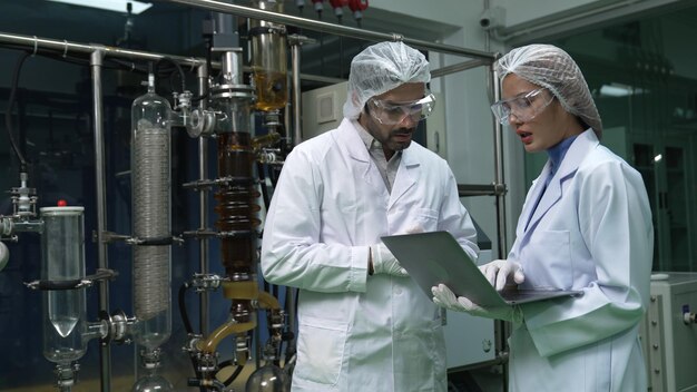 실험실에서 일하는 전문 유니폼을 입은 두 명의 과학자