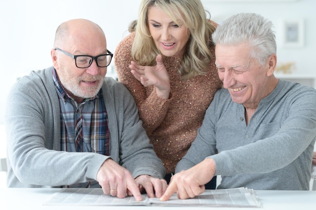 Photo two senior men and woman using laptop