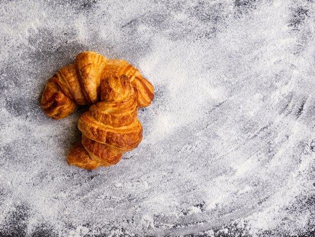 Due cornetti freschi semplici fatti in casa burro isolato su sfondo bianco farina. concetto di pasticceria fatta in casa.