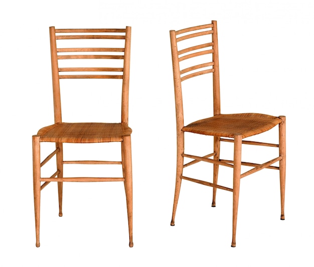 Два простых деревянных кухонных стулья из фруктового дерева