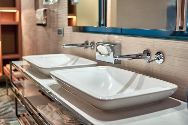 Photo two sinks in the bathroom in a hotel room