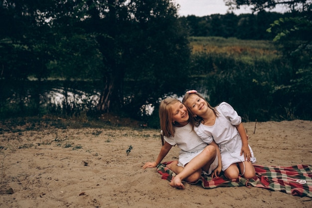 Две сестры веселятся на природе