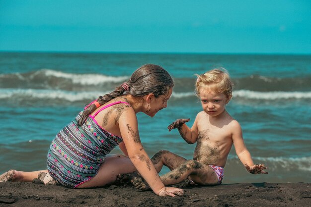 사진 두 여동생이 해변에서 놀고 있다