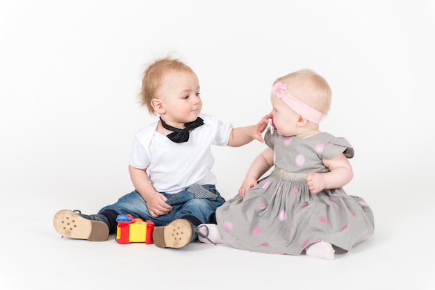 Photo two sitting kids play on the white space