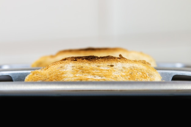 Foto due fette di pane tostato fritto che sporgono