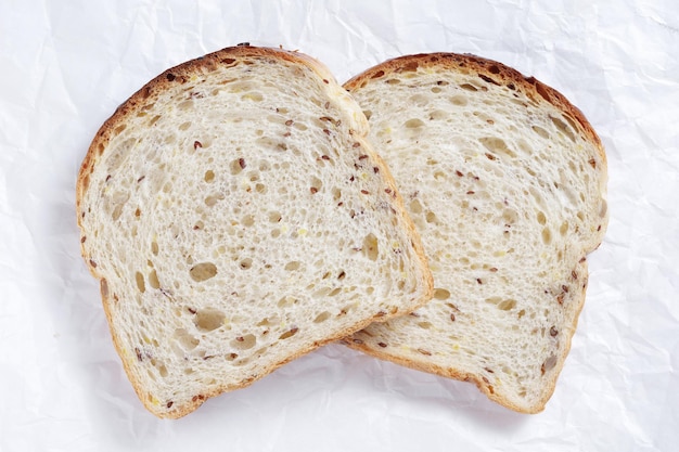 Foto due fette di pane tostato.