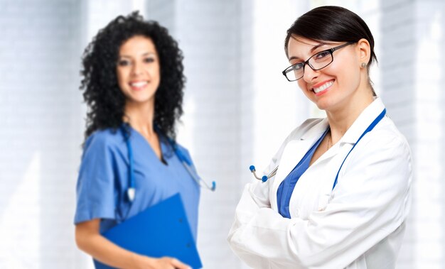 Две улыбающиеся женщины-врачи