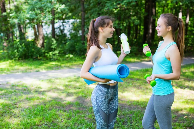 Due ragazze sportive dopo l'allenamento.