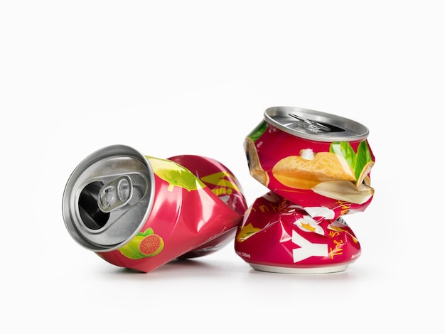白い背景で隔離の2つの絞ったソーダ缶リサイクルとリサイクルの概念