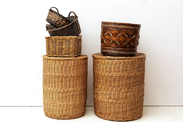 Фото Две стопки корзин ручной работы из натуральной плетеной соломы для домашнего хранения