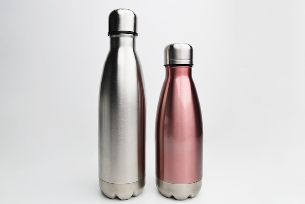Due thermos in acciaio bottiglia d'acqua isolato su sfondo bianco colore argento bottiglia di allenamento a doppia parete in acciaio inossidabile bianco primo piano di bottiglia d'acqua termo inossidabile isolato su sfondo bianco