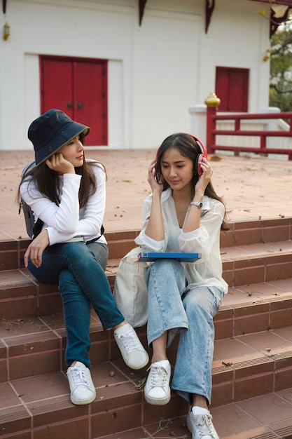 2人の学生が大学に立っています