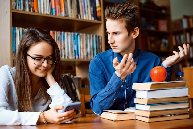 Due studenti che lavorano insieme in biblioteca