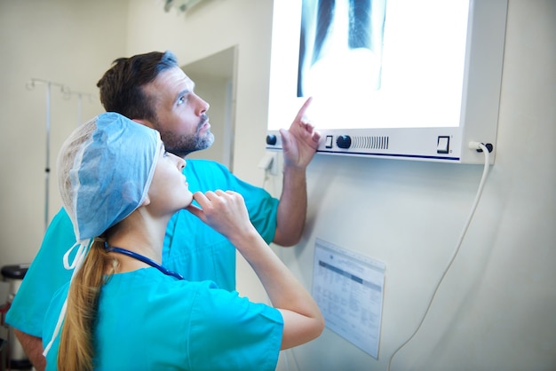 의료 엑스레이에 대해 논의하는 두 외과 의사