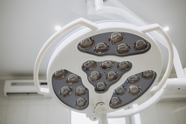 Две хирургические лампы в операционной Голубой свет олицетворяет чистоту и клиническое настроение.