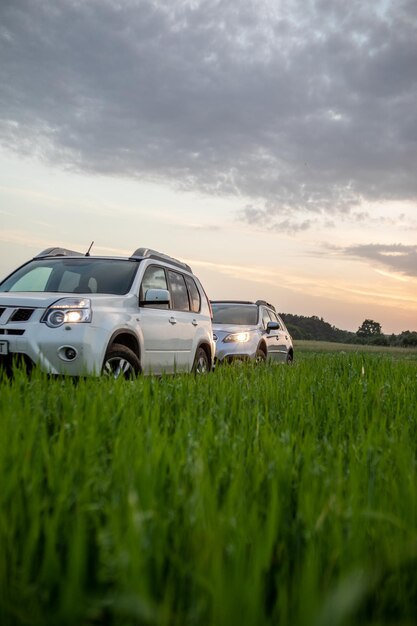 日没時の2台のSUV車。ロードトリップのコンセプト。コピースペース