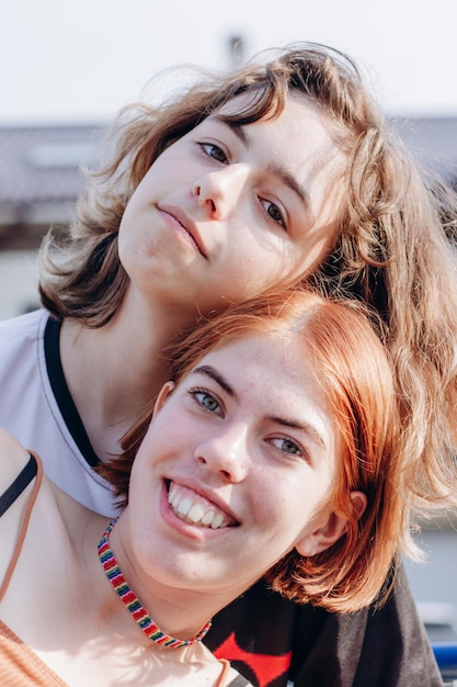 Две девочки-подростки вместе. Девичья дружба. Поколение Z. Рыжие и вьющиеся волосы.