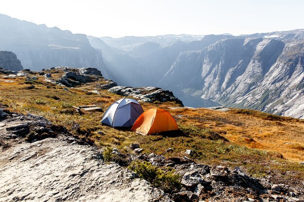 ノルウェーの山々にある2つのテント。