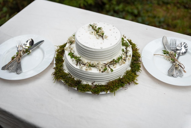 Torta nuziale bianca a due livelli con fiori