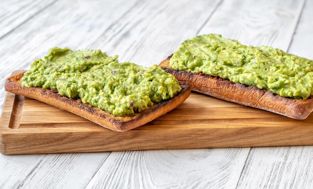 Foto due toast con guacamole sul tagliere