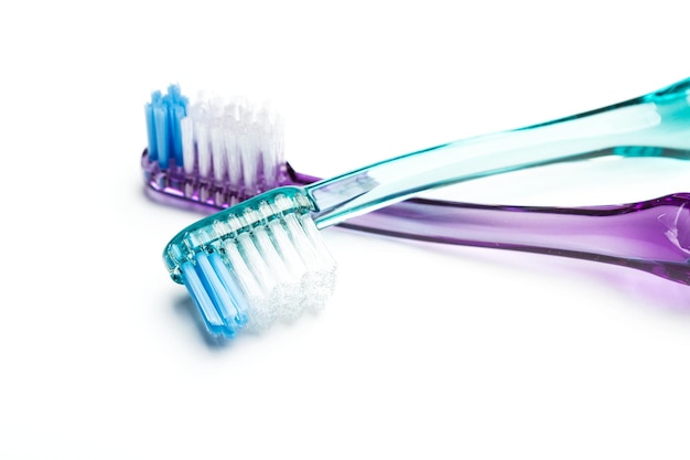 Foto due spazzolini da denti isolati su sfondo bianco
