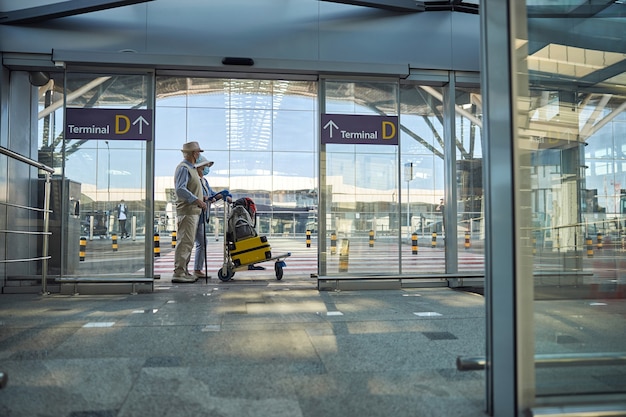 Foto due turisti con bagagli in aeroporto
